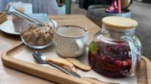 Ялта. В дождливый праздничный день, верное решение - пересидеть непогоду, в ресторане на набережной.