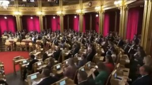 Норвежские депутаты устроили «греблю викингов» прямо в парламенте.

Таким образом законодатели подде