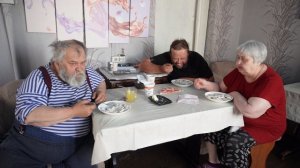 Завтрак семьи тружеников На улице жарко но пора работать в поле ПОДВАЛ ИЛЬИЧА