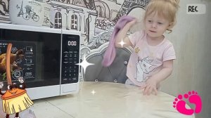 Ева очень чистоплотная малышка. Следит за своими малышами, и за своей красотой.