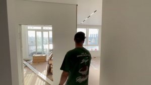 Дизайнерские  потолки. Встроенные трековые светильник, встроенный точечный светильники.
