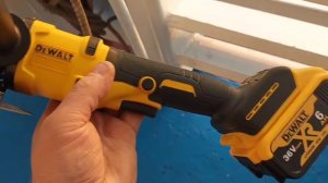 Аккумуляторная болгарка DeWALT