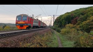 Электропоезд ЭД9М-0211 сообщением Раздольное-Владивосток следует по вечернему Транссибу.