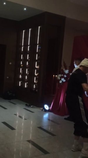 Меня зовут Дмитрий я занимаюсь спортивным видом танца Break Dance выступаю на корпоротивах, свадьбах