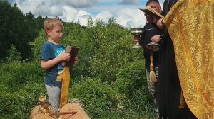 Установили крест в деревне ,топлю печь .