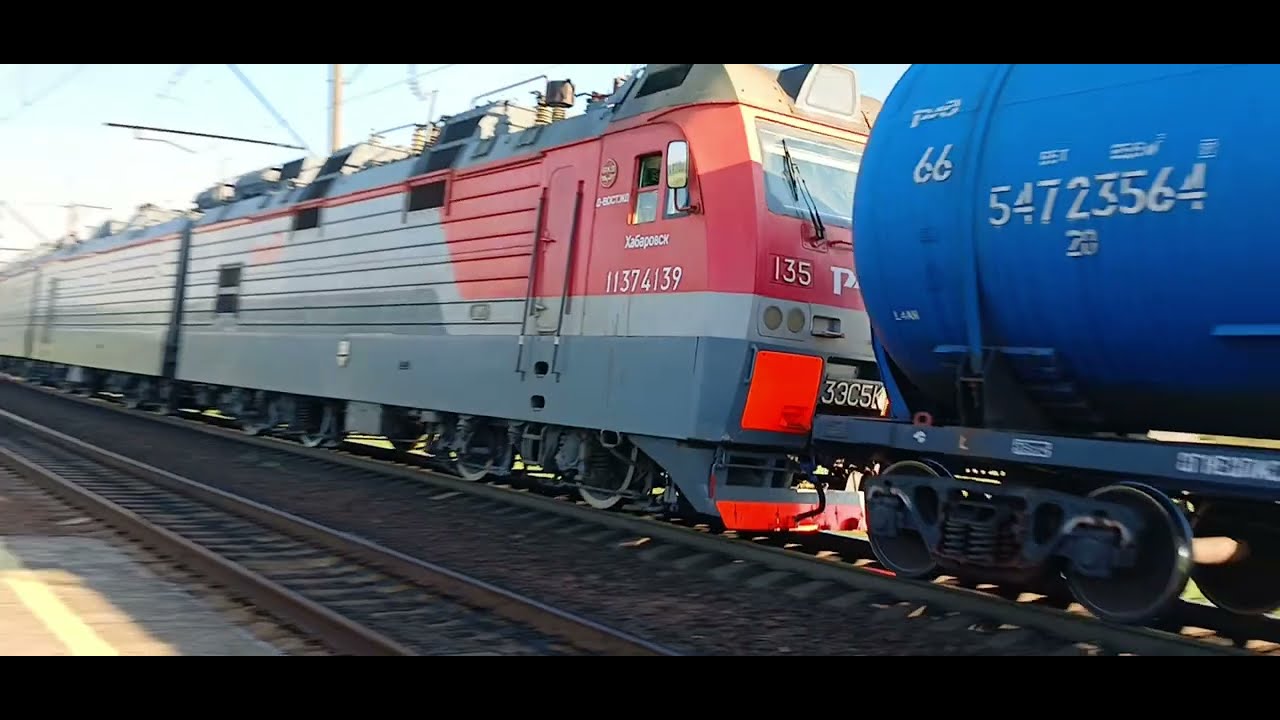 Электровоз 3ЭС5К-135 "Ермак" с наливным составом выходит из кривой,следуя через о.п.9222 км. смотреть онлайн