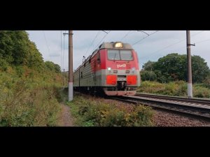Электровоз 3ЭС5К-1275 «Ермак» с грузовым поездом выходит из кривой,следуя по вечернему Транссибу.
