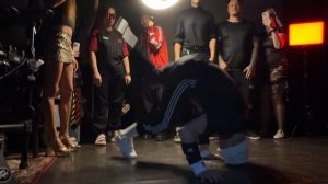 Меня зовут Дмитрий я занимаюсь спортивным видом танца Break Dance выступаю на корпоротивах, свадьбах