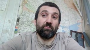 У главного энергетика нет инструмента и он хочет забрать его у электромонтера.