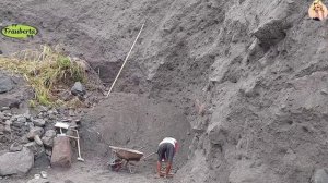 Строительство, шахтёры добывают песок в карьере