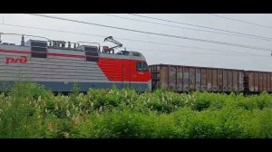 Электровоз 3ЭС5К-1554 «Ермак» с грузовым поездом выходит из кривой,следуя по Транссибу летним днём.