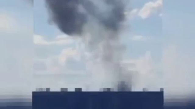 🇺🇦🏴☠Нанесён удар по району ДнепроГЭС в Запорожье, перекрыт мост через Днепр,момент удара на виде смотреть онлайн