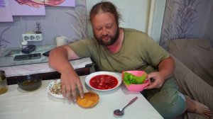 Подвал Ильича_Пердун жрет помойный борщ_кидаю жирные куски на пол,пока маманя не видит!