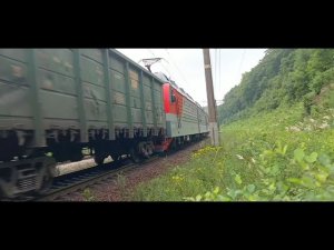 Электровоз 3ЭС5К-996 «Ермак» с грузовым поездом выходит из кривой,следуя по Транссибу дождливым днём