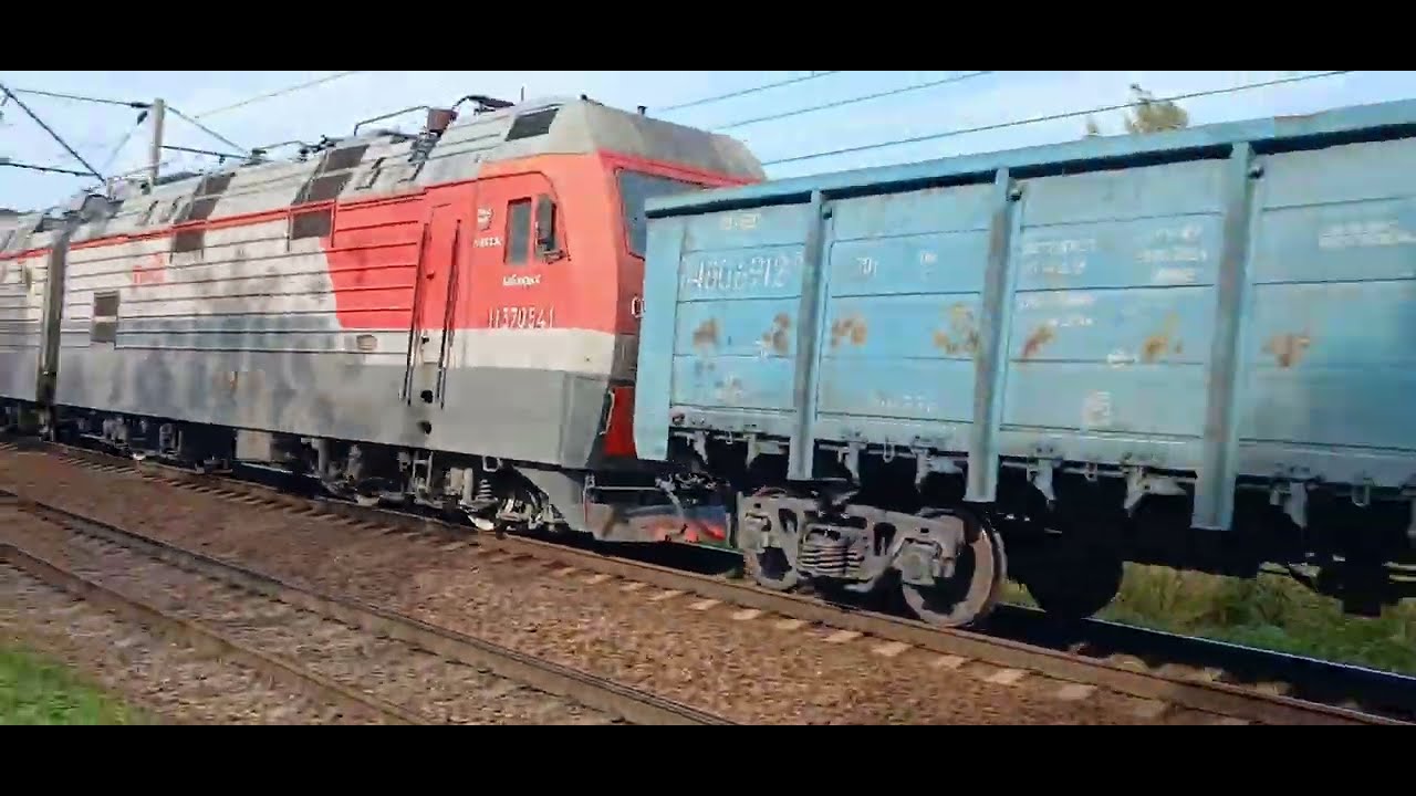 Электровоз 3ЭС5К-015 "Ермак" с грузовым поездом следует по Транссибу в режиме выбега осенним утром. смотреть онлайн