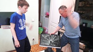 ОТЕЦ РАЗБИЛ МОЛОТКОМ МОНИТОР СЫНУ В РЕАЛЬНОЙ ЖИЗНИ ИЗ-ЗА МАЙНКРАФТ!
