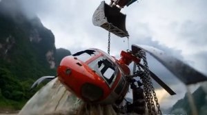 Обезьянка Сиси управляет трактором-экскаватором JCB, чтобы спасти вертолет