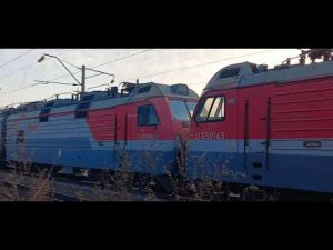 Система электровозов 2ЭС5К-181/173 «Ермак» с грузовым поездом следует по Транссибу зимним вечером.