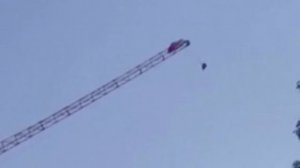 Китаец-парапланерист несколько часов провисел на башенном кране. Пока спасатели решали, как снять