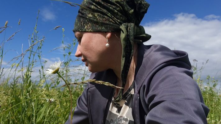 Приделала делишки в огороде и помчали в поля по ягоды. Сбор земляники