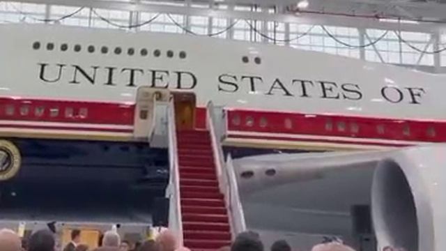 Подаренный Трампу руководством Катара самолёт Boeing VC-25B "Bridge" под названием «Летающий дворец» смотреть онлайн