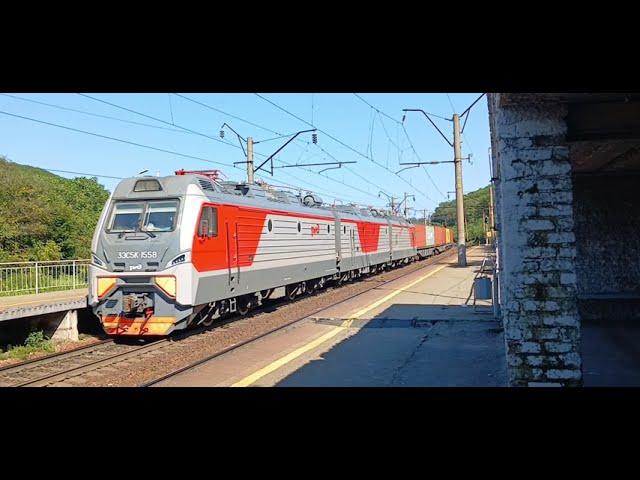 Электровоз 3ЭС5К-1558 "Ермак" с контейнерным поездом следует по Транссибу через о.п.Мирный. смотреть онлайн