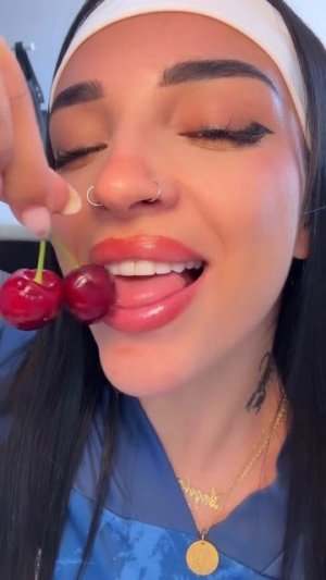 Играет с вишней 🍒