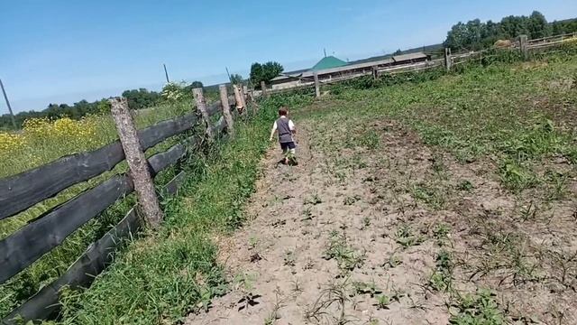 Сначала цветы и подарки.Потом футбол .Даже кубок был☺️Жизнь в деревне