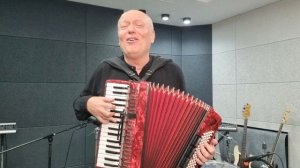 Покорил всех сразу этой песней!