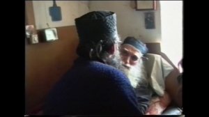 Преподобный Ефрем Катунакский в своей келье в Кавсокаливии (1994, на греческом языке)