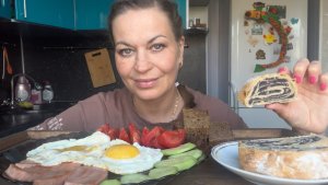 МУКБАНГ ЯИЧНИЦА С КОЛБАСОЙ/ОВОЩИ/ШТРУДЕЛЬ С МАКОМ/MUKBANG ЕДА ОБЖОР