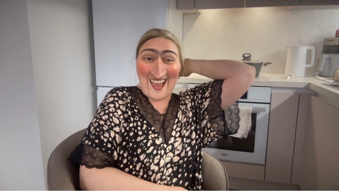 ВЫКИНУЛА ДЕНЬГИ И ТЕЛЕФОН 😳 УМЕР МОЛОДЫМ ПАРНЕМ 😭 смотреть онлайн