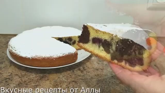 Нежный пирог с черешней на сковороде.