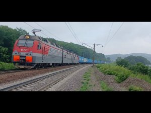 Электровоз 3ЭС5К-1426 «Ермак» с контейнерным поездом выходит из кривой,следуя по Транссибу.