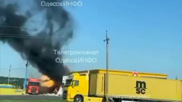 Красиво горит бензовоз после атаки Герани по АЗС в Одесской области смотреть онлайн