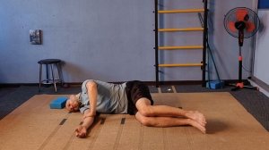 Играемся с плечом на боку. Разблокируем плечо, освобождаем грудную клетку и дышим