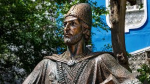 Бюст классика грузинской литературы Шота Руставели открыли в Душанбе
