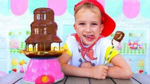 Влад и Ники играют в настольные игры с игрушечными поварами — Забавные истории для детей