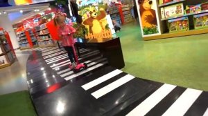 Настя смотрит мультики 💜