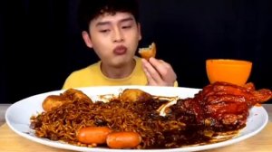 Мукбанг лапша, сосиски, курица Еда на камеру