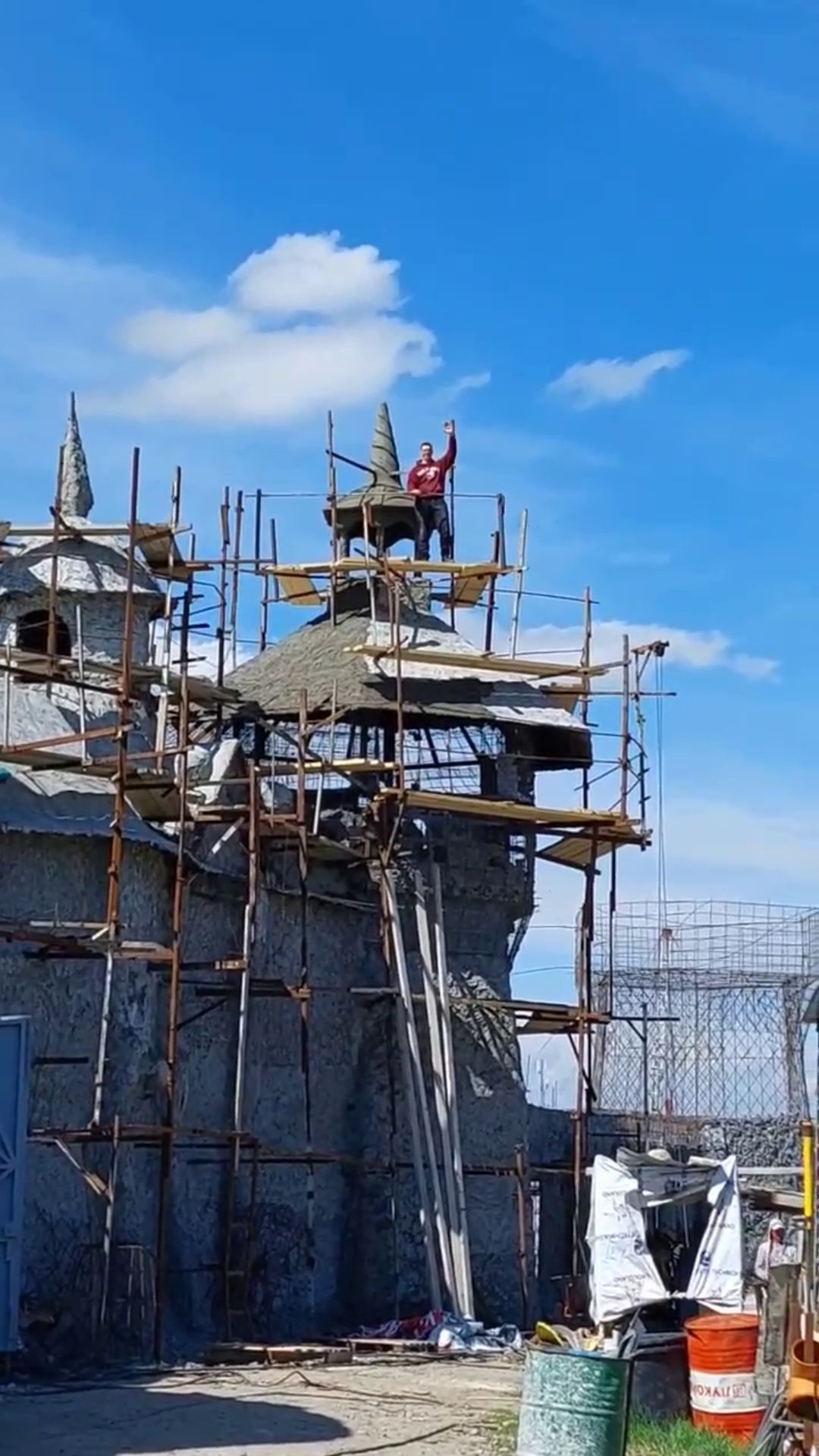 строительство крепости. каркас крыши для башни.парк Еленовка.
