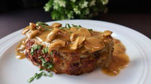 Сочный классический мясной рулет со сливочно-грибной подливкой | At a delicious_table