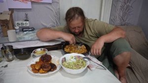 Подвал Ильича_Грязный свин жрет и нюхает своё бздо…