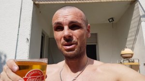 Хорошая погода, трухлявое бревно и я лысый