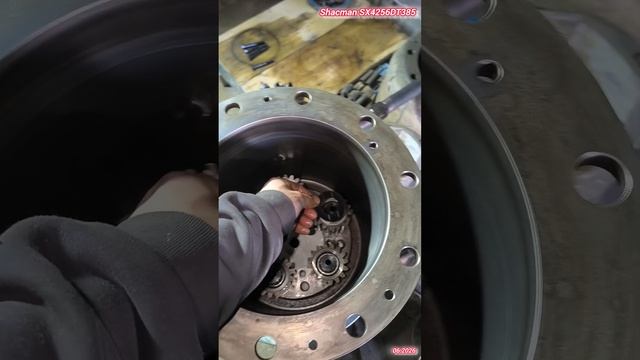Как собрать бортовой (планетарный) редуктор со ступицей на а/м Шакман Ф3000 с мостом Hande Axle 7131 смотреть онлайн