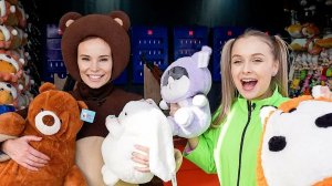 Маленькая Вера - Алиса и Медведь играют в призовые аттракционы в парке развлечений