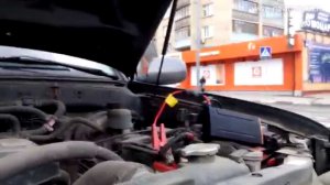 Алиска помогает заводить машину