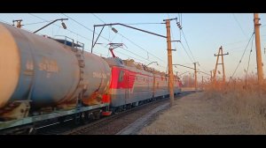 Электровоз 3ЭС5К-837 «Ермак» с порожним наливным составом выходит из кривой,следуя по Транссибу.