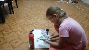 Настя делает слайм
