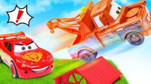 МУЛЬТИКИ ПРО МАШИНКИ 🚗 МОЛНИЯ МАКВИН И ЕГО ДРУГ МЕТР ЛОВЯТ БАНДИТОВ. ШЕРИФ ЕДЕТ НА ПОМОЩЬ 🆘